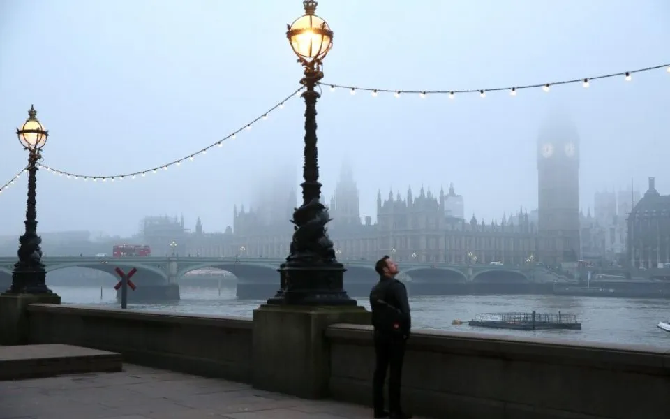 early morning fog in london